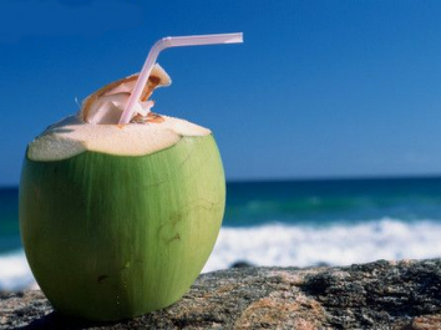 pra mim, beber ( côco) na praia comer (qualquer outra fruta kkk) durante o cotidiano, então eu tbm acho os 2