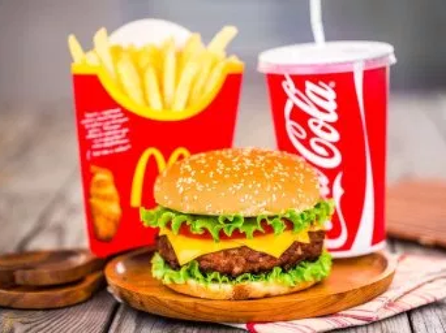 X-burguer + batata frita + coca-cola