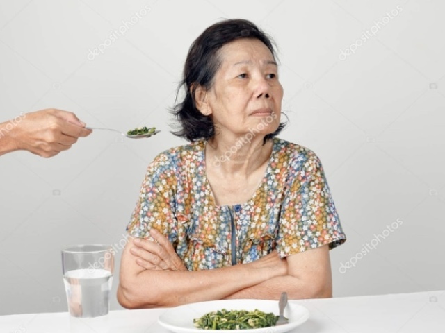 Vovó japonesa se recusando a comer vegetais