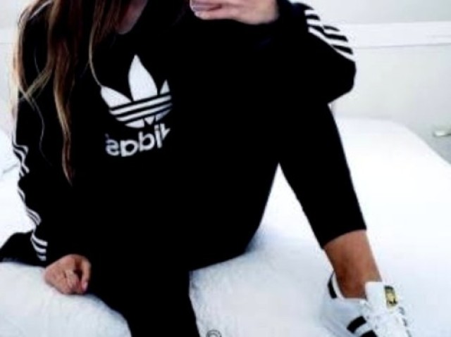 Ou essa da Adidas com um tênis branco