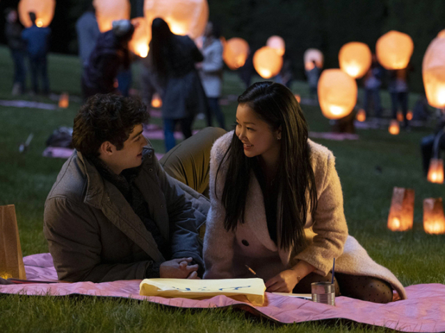Para Todos os Garotos: P.S. Ainda Amo Você
Lara Jean não esperava se apaixonar por Peter Kavinsky, o garoto mais popular da escola, quando os dois fingiam namorar. Mas, agora eles são oficialmente namorados e se dão muito bem. Até que John, uma paixão de infância de Lara Jean, reaparece e confessa que nunca conseguiu esquecê-la. Mesmo sabendo que ama Peter, a garota fica balançada com a chegada de John.