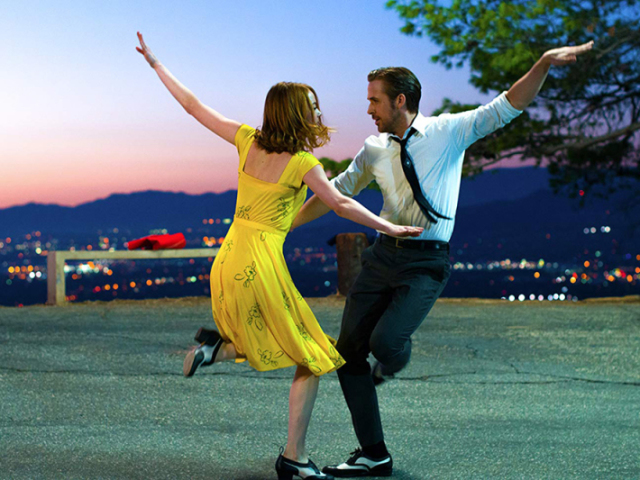 La La Land — Cantando Estações
Em Los Angeles, Mia e Sebastian se conhecem e se apaixonam. Ela é uma aspirante a atriz, ele é um pianista de jazz desempregado. Mia, cansada das audições fracassadas, decide escrever sua própria peça, enquanto Sebastian começa a tocar em uma banda pop. Ao mesmo tempo em que tentam uma chance em Hollywood, Mia e Sebastian fazem de tudo para continuar juntos.