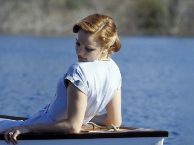 Diário de uma Paixão
Em um asilo, um idoso conta a história de amor de Noah e Allie para sua esposa. Na década de 1940, Noah, um operário, e Allie, uma moça rica, se apaixonam, mas a família da jovem proíbe o romance. Quando Noah é convocado para lutar na Segunda Guerra Mundial, Allie perde as esperanças de reencontrá-lo e fica noiva de outro homem. Mas, antes do casamento, Noah retorna para a cidade e os dois se envolvem novamente.