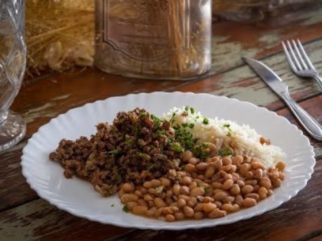 ARROZ, FEIJÃO E CARNE MOIDA