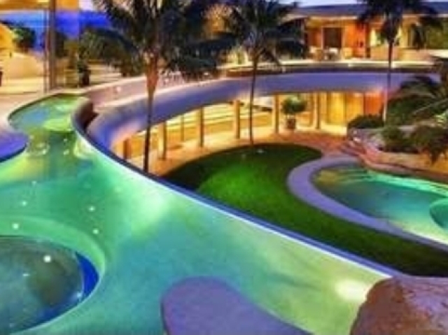 Quero uma piscina com água multicolorida é em formato circular.