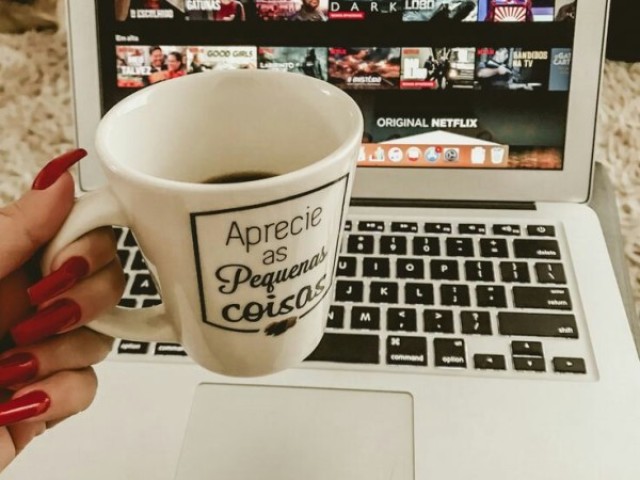 Fico assistindo minhas séries favoritas