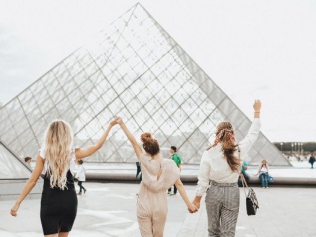Paris - França
Moda, paixão, culinária, história e belas paisagens.