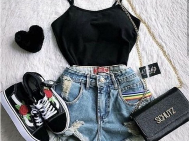 Cropped de alcinha preto+ short jeans desfiado + Vans cano curto preto com rosas do lado 🖤