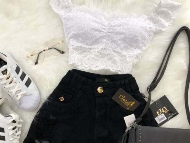 Cropped branco + short jeans preto + tênis Adidas branco 🖤