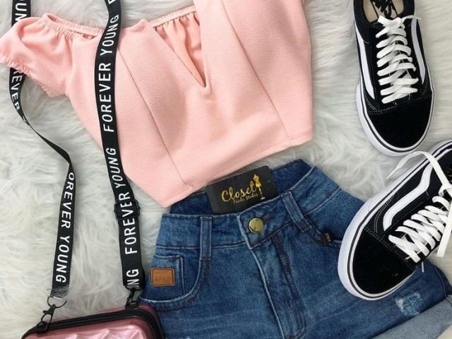 Cropped rosa bebê + Short jeans + vans preto cano curto ❤️