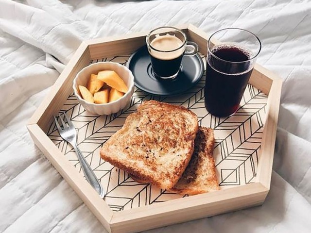 Pão torrado + manga ( eu acho) + café 🧡