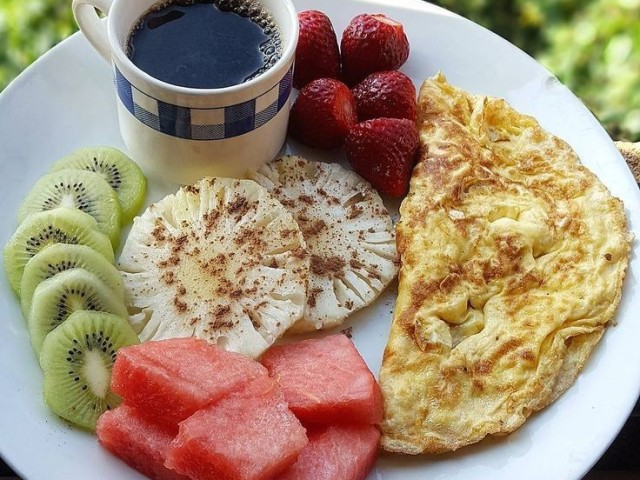 Omelete+ melancia+ kiwi + abacaxi com canela+ morango+ café 🧡