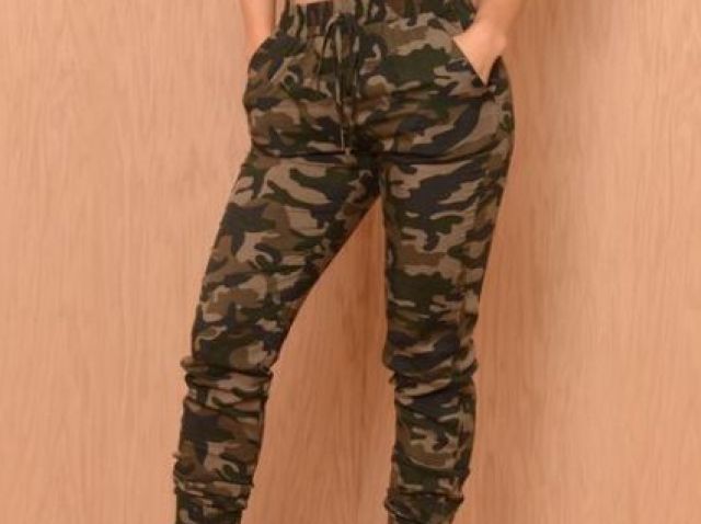 Calça camuflada e a parte de cima do uniforme