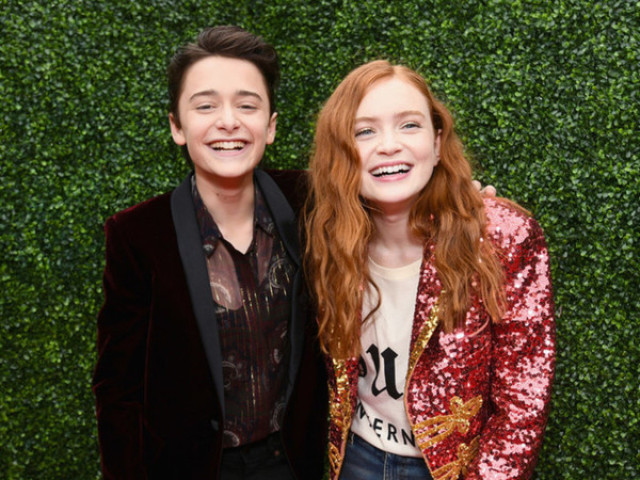 Sim, com Sadie Sink.