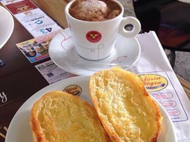 Pão na chapa com café