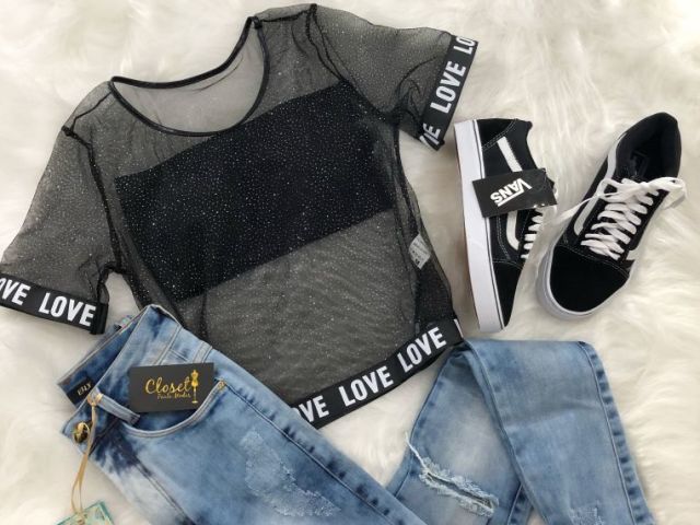 blusa e calça jeans