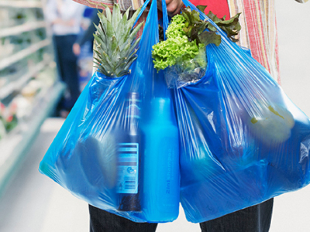 compraria as comidas no mercado que sairia mais barato?