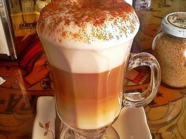 vou na cafeteria perto da escola pegar um cappuccino