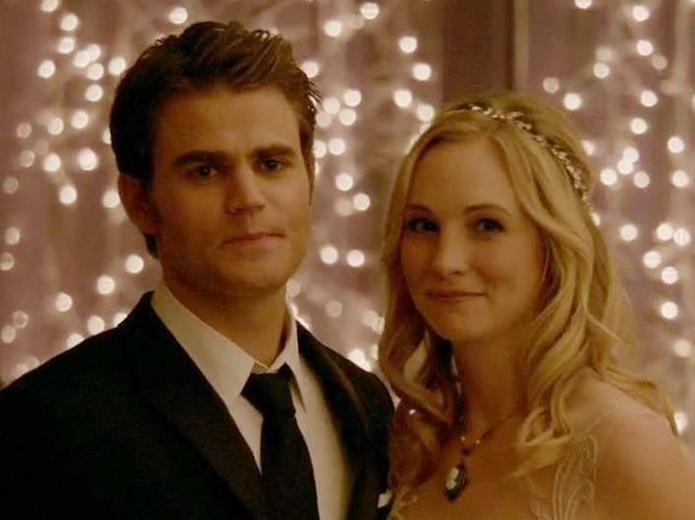 Stefan Salvatore e Caroline Forbes