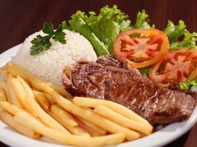 Arroz, bife, salada e batata frita 💛