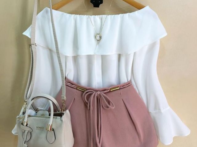 Uma blusinha branca e um short rose