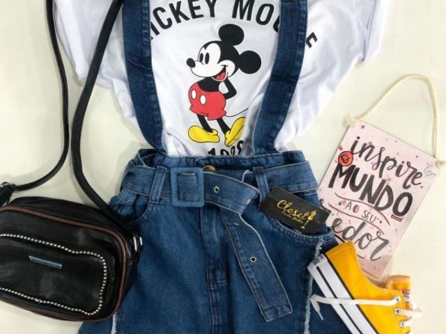 Uma camiseta do mickey e um short jeans com suspensório