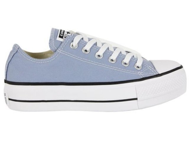 Um all star azul claro