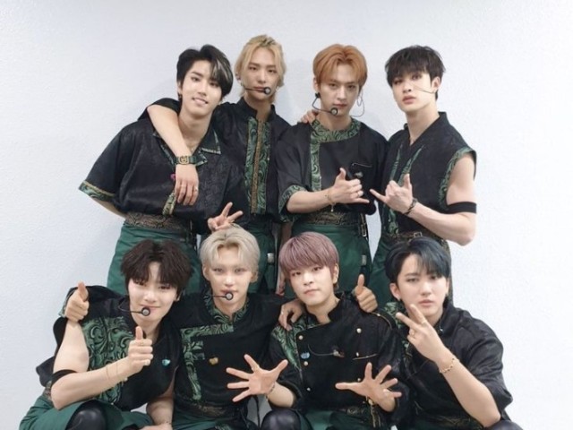 STRAY KIDS