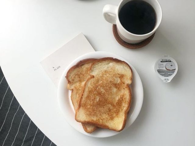 Apenas uma xícara de café e uma torrada era o suficiente