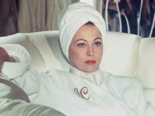 Joan Crawford (Faye Dunaway) - Mamãezinha Querida (1981)