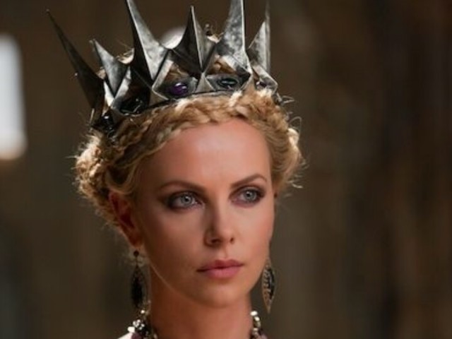 Rainha Ravenna (Charlize Theron) - Branca de Neve e o Caçador (2012)