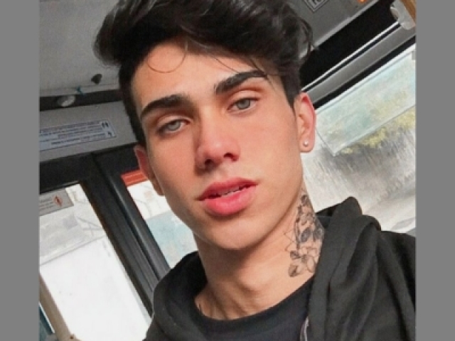 Vai aparecer bastante
Mais não precisa de uma página inteira
Luca
Ex da Emma não superou o fim e vai fazer de tudo pra ter ela hihi
