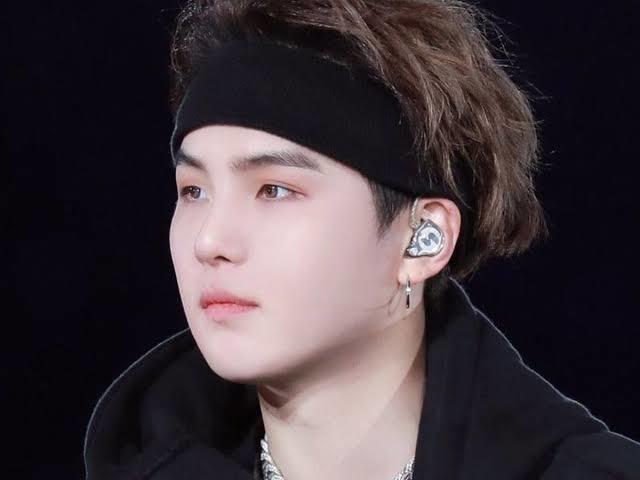 MIN YOONGI
.................................
Fica olhando sem disfarçar nem se importa.