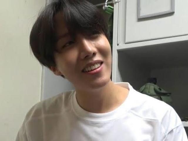 JUNG HOSEOK
.................................
Olha por alguns segundos dps vira o rosto para o lado e sorri.