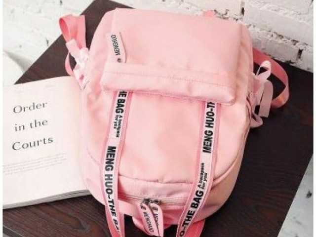 Woooow olha essa mochila rosa aqui