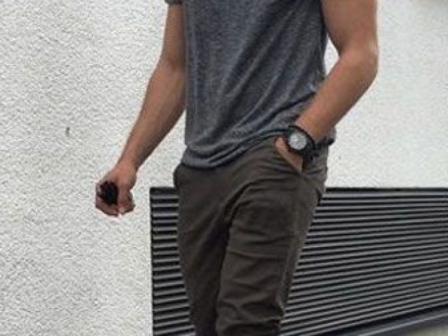 Calça jogger e tênis branco