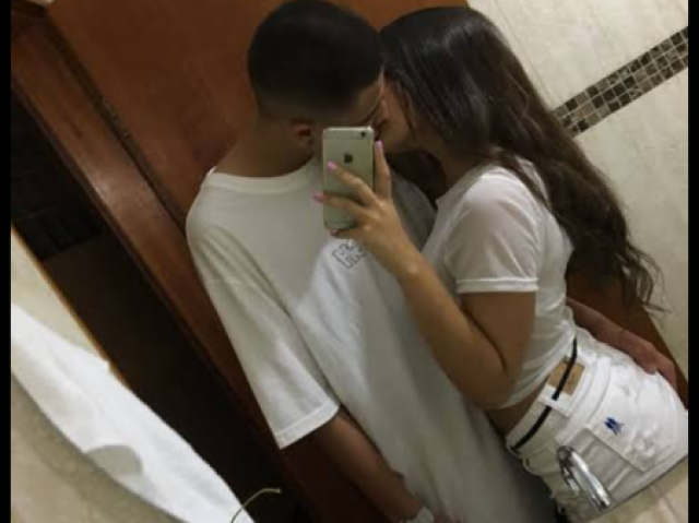 Eu quero ter você para mim, só para mim, todos os dias o dia todo. Quero você perto de mim a todo instante, apertar você no meu abraço para nunca mais largar.
Quero ser feliz lutando todos os dias pela sua felicidade. Quero ser o seu melhor sorriso e que as suas únicas lágrimas sejam de alegria. Quero dormir e acordar ao seu lado, fazer planos e realizar sonhos com você.
Eu quero amar você, hoje, amanhã e para sempre, pois mesmo que tudo deixe de existir, meu amor por você nunca desaparecerá!
🗨 comentários=489
❤ curtidas=999