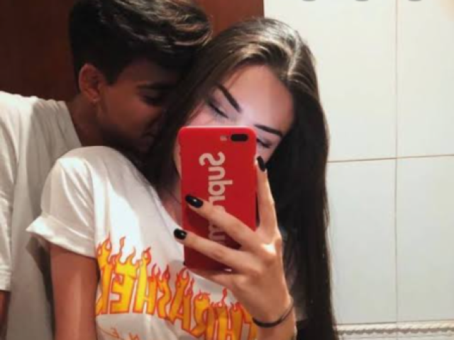 Quando eu mais precisava de alguém, você surgiu. Não nos conhecíamos, não sabíamos da existência um do outro e mesmo assim, quando nossos olhos se cruzaram nossos corações foram invadidos pela a afinidade, pela atração física, pelo carinho.
Senti que naquele momento que minha busca pela felicidade havia terminado, enfim te encontrei. Hoje me vejo vivendo um momento realmente especial, descobrindo que amar vale a pena, e que a vida pode ser verdadeiramente feliz.
Quero viver este sentimento bonito, e ter a certeza que fomos feitos um para o outro. Porque de tudo que descobri ao seu lado, o que me deixa mais feliz e completa é o fato de poder compartilhar com você parte do que sou e tudo que sinto.
Estamos procurando juntos um caminho, para seguir e podemos acreditar que tudo será maravilhoso, mas uma coisa você pode ter sempre certeza, qualquer que seja a situação, em todos os momentos estarei sempre ao seu lado. Sabe por quê???
Porque te amo muito...
🗨 comentários=489
❤curtidas=999