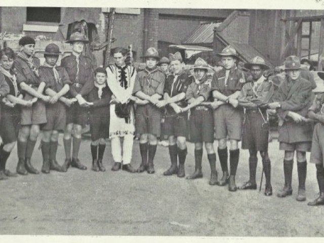 Foto de uma cadeia da fraternidade no Jamboree de Olympia com um representante de cada país presente.