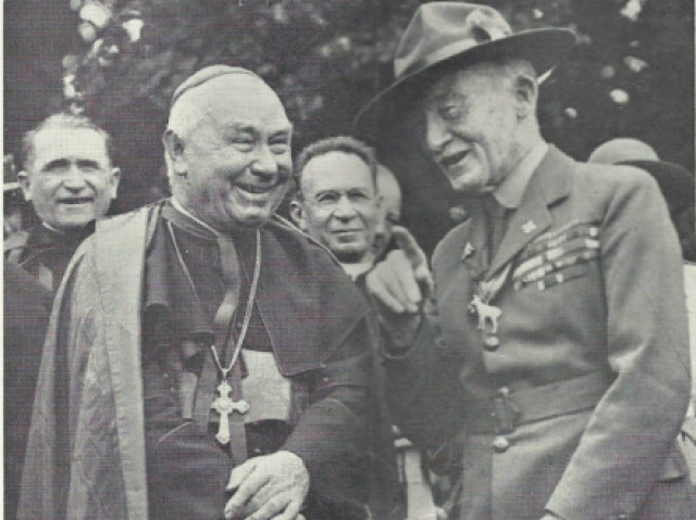 Baden-Powell na Áustria, em 1931, conversando com o Cardeal.