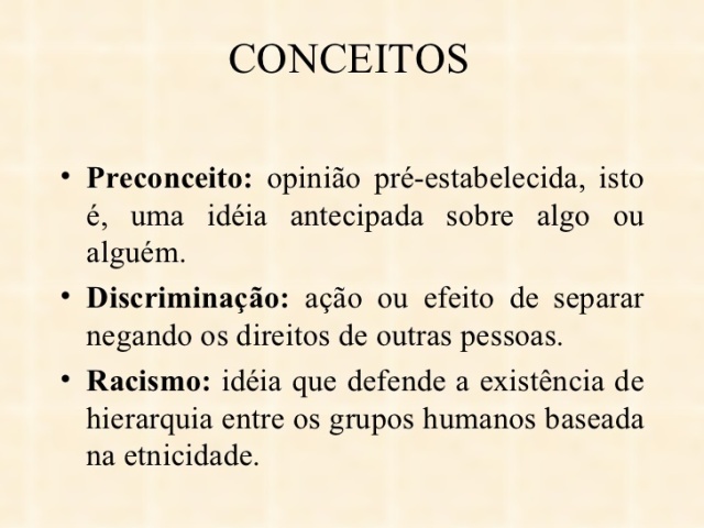 Entra na briga e bate nos agressores fazendo ameaças que os faz fugir.