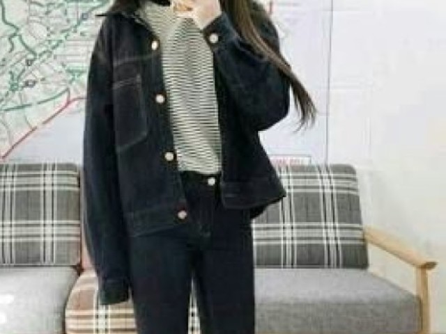 uma blusa simples e uma calça jeans
(casual)