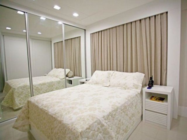 Quarto de casal simples.