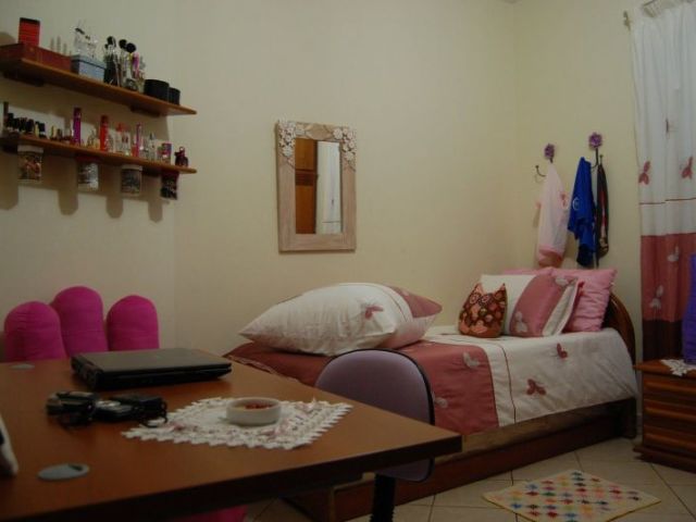 Quarto de menina de baixa renda.