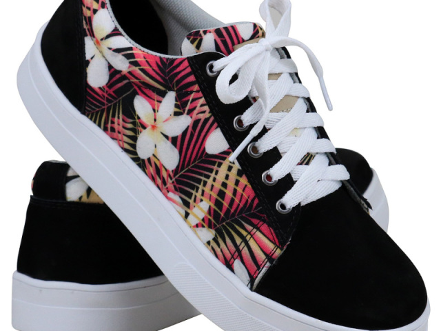 tenis preto com flores