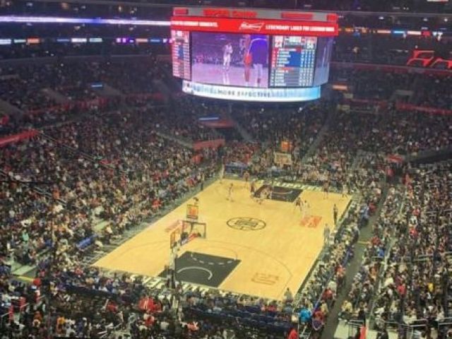 assistir um jogo de basquete e vibrar muito!