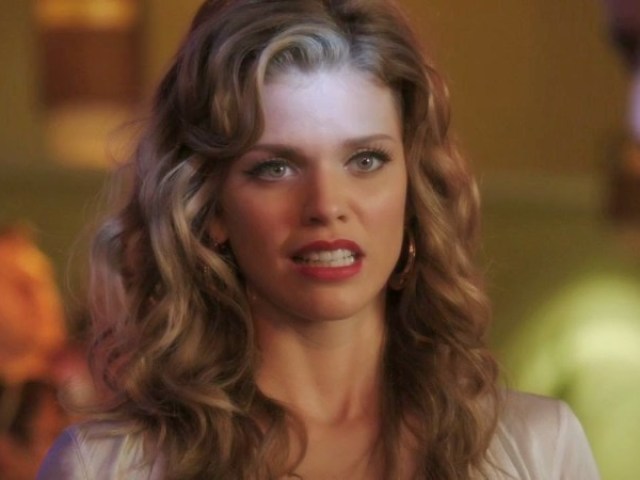 Annalynne McCord, na pele da adorável 'bitch', Naomi Clark