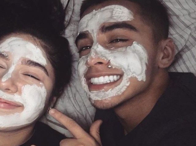 Foto que ela postou no insta, legenda:
Aproveitando a melhor viagem com a melhor pessoa❤ @henry_casperL
Curtido por @Rere_joseph e outras 500 pessoas
Comentários:
@Rere_joseph: Meu casaaal, sempre shippei
@John_springs: Que vergonha pra nossa família!!
@Kim_springs: Nem irei mais te seguir no Instagram
E outros 50 comentários....