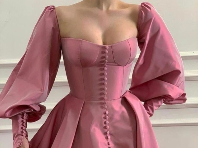 Vestido rosa de botões com mangas bufantes.