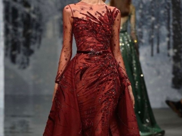 Vestido de gala vermelho-sangue brilhante.